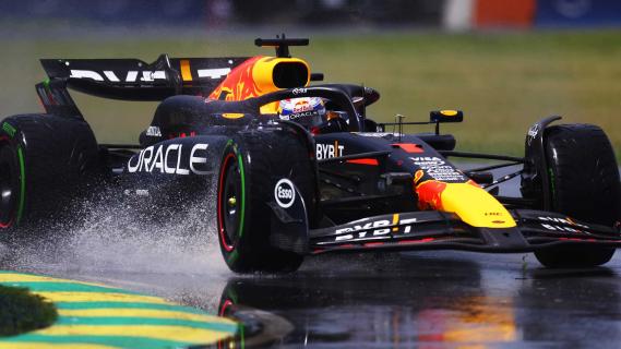 GP van Canada Verstappen in regen rijdend schuin voor