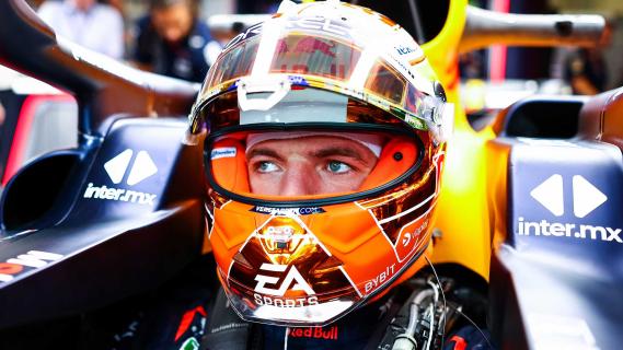 GP van Oostenrijk 2024 Max Verstappen met helm op in cockpit met vizier omhoog