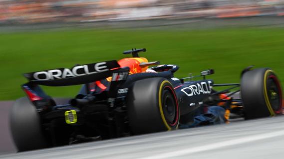 GP van Oostenrijk 2024 Verstappen rijdend schuin achter blur