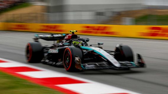 GP van Spanje 2024 Hamilton rijdend schuin voor blur