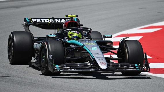 GP van Spanje 2024 Hamilton rijdend schuin voor