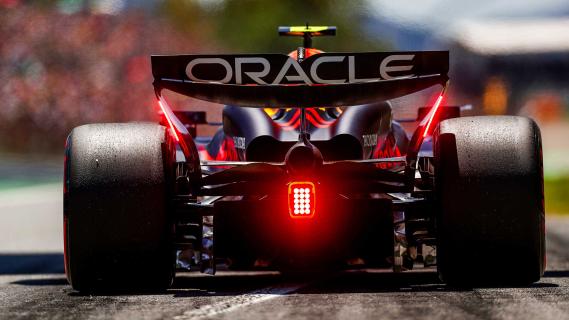 GP van Spanje 2024 Red Bull achterkant pitsuitgang rood licht brandt