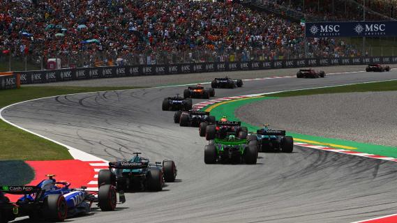 GP van Spanje 2024 veld rijdend door bocht 6 en 7 achter