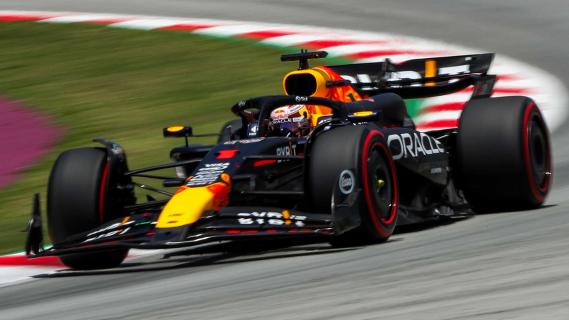 GP van Spanje 2024 Verstappen rijdend schuin voor