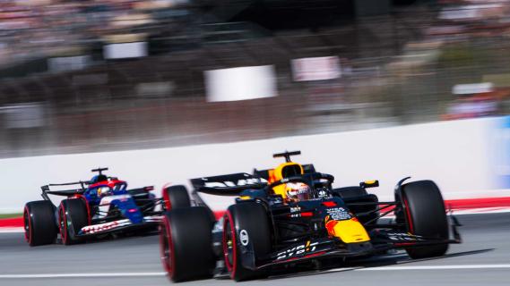 GP van Spanje 2024 Verstappen rijdend schuin voor voor RIcciardo