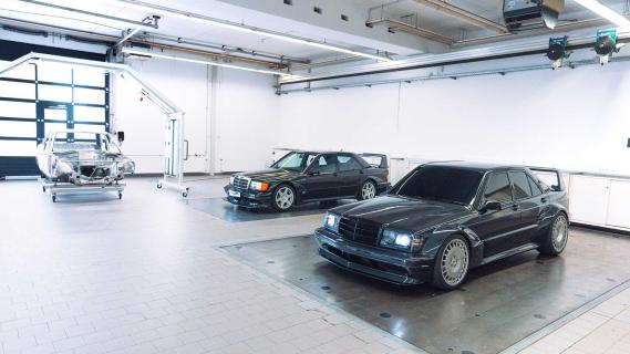 HWA Evo en Mercedes 190E schuin voor en shell