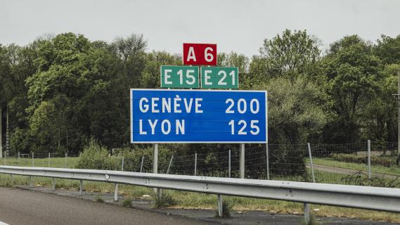 Kia Picanto (2024) snelweg borden naar Genève en Lyon