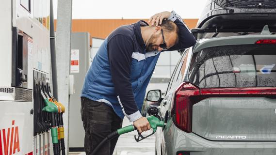 Kia Picanto tanken achter balen duur tanken benzinepomp tankstation