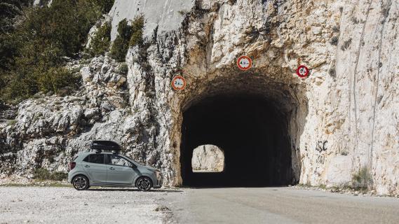 Kia Picanto (2024) roadtrip zijkant groen tunnel