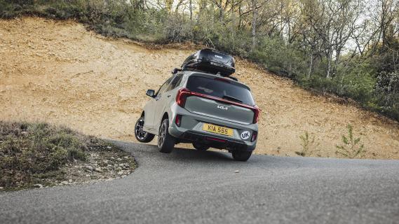 Kia Picanto (2024) groen achterkant links zij bocht hairpin binnenste wielen omhoog