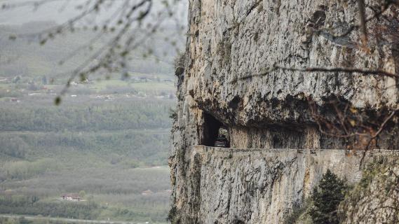 Kia Picanto (2024) voorkant roadtrip bergweg bergwand dal hele grote berg