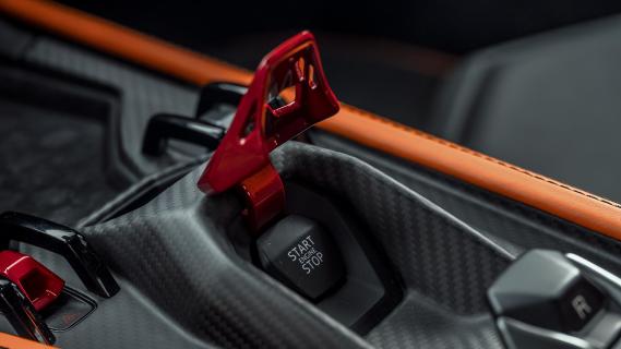 Lamborghini Revuelto lesauto oranje start stop knop