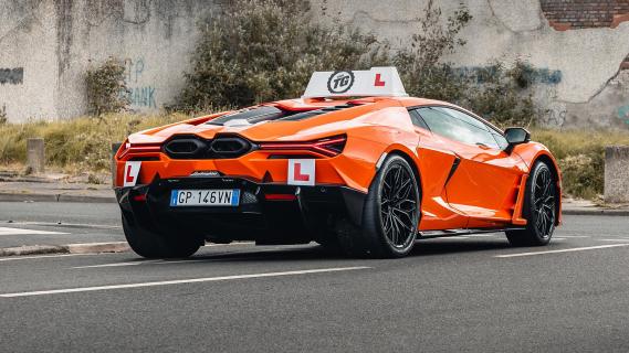 Lamborghini Revuelto lesauto oranje zijkant rechts achter schuin