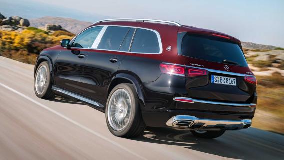 Merceds-Maybach GLS 600 rijdend schuin achter