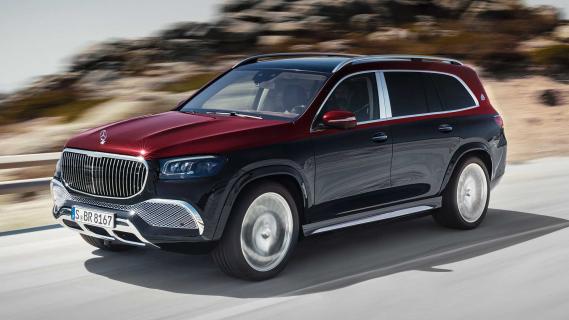 Merceds-Maybach GLS 600 rijdend schuin voor