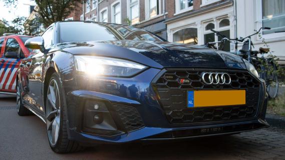 Audi S5 Sportback TDI politie schuin voor zwaailicht uit