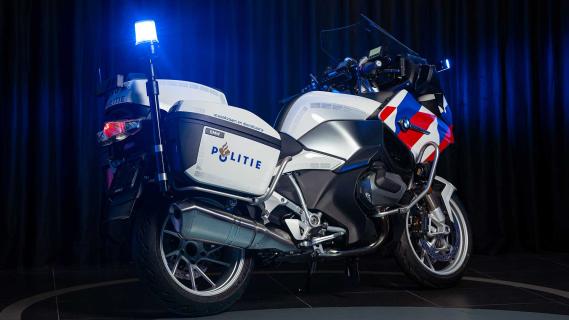 politie motorfiets BMW R 1250 RT-P schuin achter