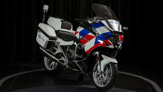 politie motorfiets BMW R 1250 RT-P schuin voor geen zwaailicht