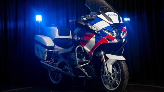 politie motorfiets BMW R 1250 RT-P schuin voor