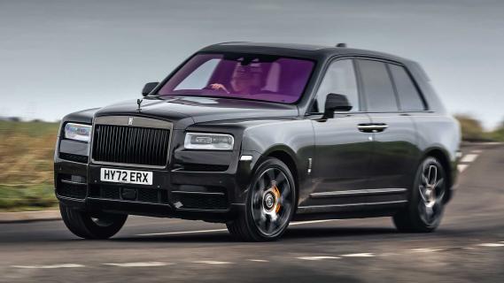 Rolls-Royce Cullinan rijdend schuin voor bocht