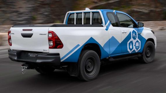 waterstofelektrische Toyota Hilux prototype rijdend schuin achter