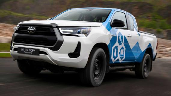 waterstofelektrische Toyota Hilux prototype rijdend schuin voor