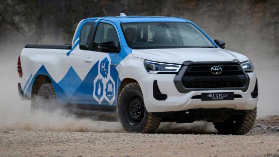 waterstofelektrische Toyota Hilux prototype rijdend schuin voor