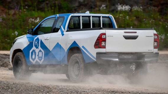 waterstofelektrische Toyota Hilux prototype rijdend schuin achter