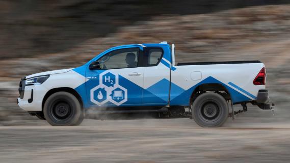 waterstofelektrische Toyota Hilux prototype rijdend zijkant