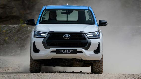 waterstofelektrische Toyota Hilux prototype rijdend voorkant