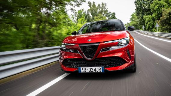 Alfa Romeo Junior Veloce 2024 review: voorkant rijdend