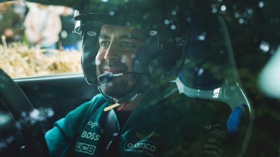 Aston Martin Valiant Goodwood 2024 met Fernando Alonso grijns