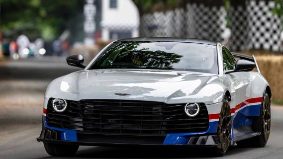 Aston Martin Valiant Goodwood 2024 met Fernando Alonso achter het stuur rijdend voorkant