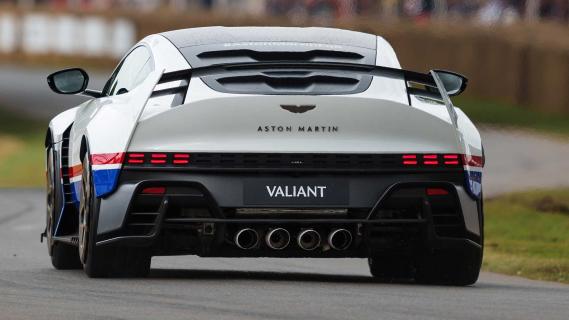 Aston Martin Valiant Goodwood 2024 met Fernando Alonso achter het stuur rijdend achterkant