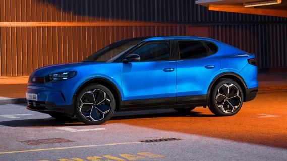 Ford Capri (2024) blauw zijkant op parkeerplaats