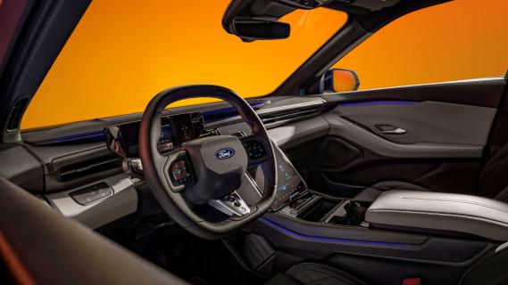 Ford Capri (2024) interieur vanuit zijruit bestuurder