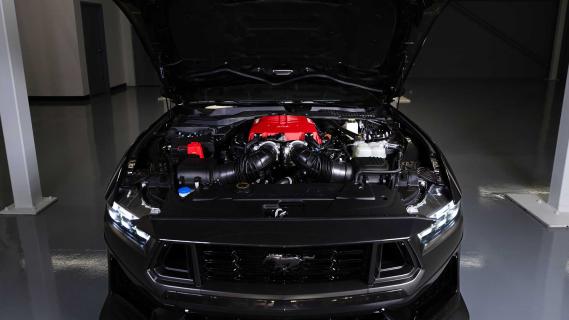 Ford Mustang motor voorkant met Roush supercharger