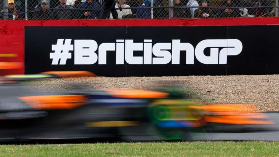 GP van Groot-Brittannië 2024 bord British GP McLaren rijdend blur