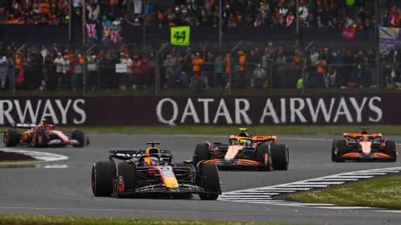 GP van Groot-Brittannië 2024 Verstappen rijdend voor McLarens