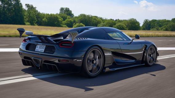 Koenigsegg Chimera rijdend schuin achter