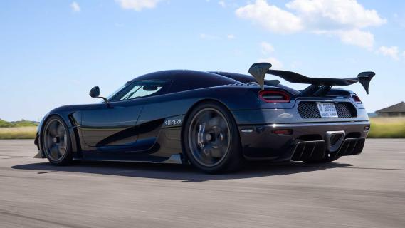 Koenigsegg Chimera rijdend schuin achter