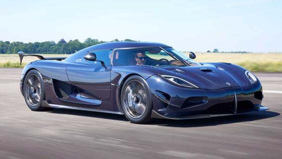 Koenigsegg Chimera rijdend schuin voor