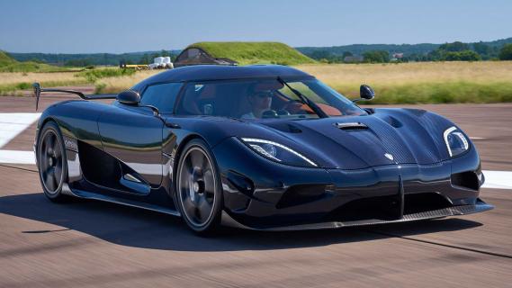 Koenigsegg Chimera rijdend schuin voor