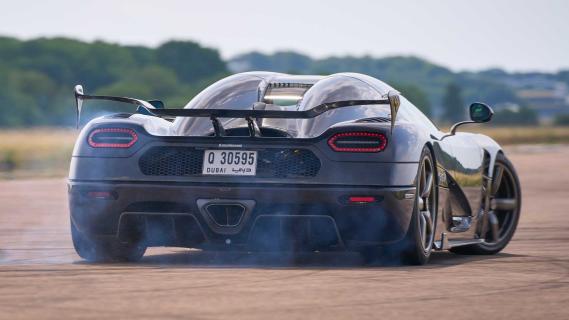 Koenigsegg Chimera rijdend drift achterkant