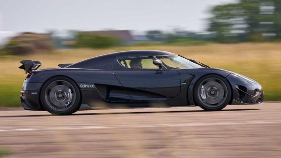 Koenigsegg Chimera rijdend zijkant