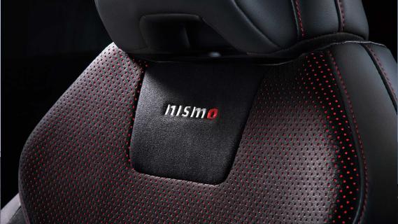 Nissan Ariya Nismo (2024) interieur stoeln Nismo-logo