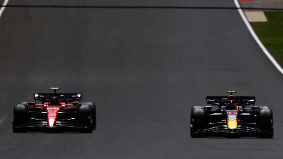 Sainz en Pérez rijdend voorkant GP van Hongarije 2023