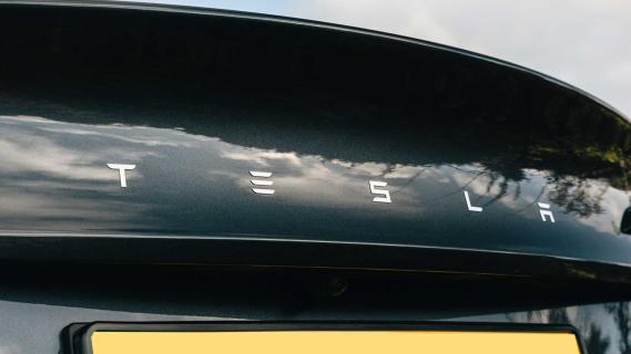 Tesla Model 3 facelift gele platen achterkant dichtbij
