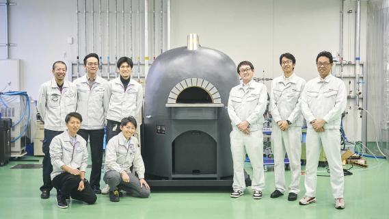 Toyota pizzaoven waterstof Toyota-personeel met oven
