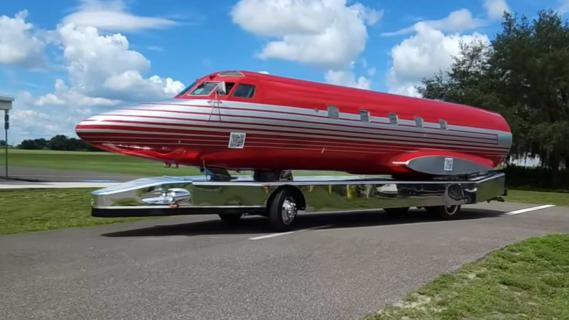 Vliegtuig van Elvis Presley omgebouwd tot camper rijdend schuin voor